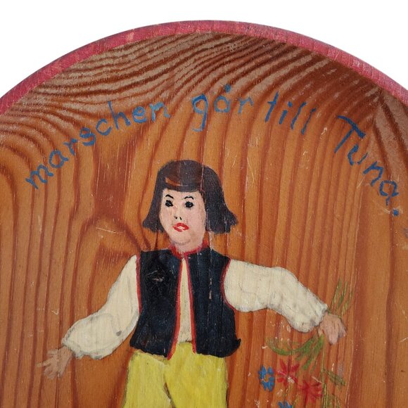 Antique Swedish Wood Wall Plate Hand Painted Marschen gar till tuna 6 3/8" - Picture 3 of 7